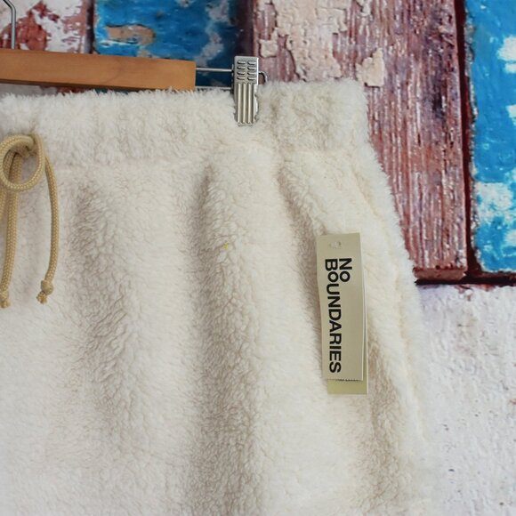 Women's No Boundaries Plush Shorts 1.5” Inseam XXLARGE Vendor Natural NEW - Picture 3 of 7